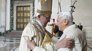 Francisco insta a la Iglesia a abrirse al mundo al inaugurar el Jubileo