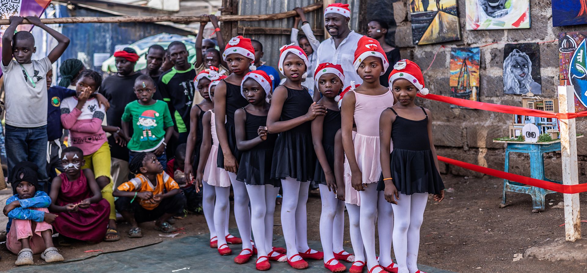 Jóvenes bailarines esperan su turno para actuar durante un evento de ballet navideño en Nairobi, el martes 23 de diciembre de 2025. (Foto AP/Samson Otieno)