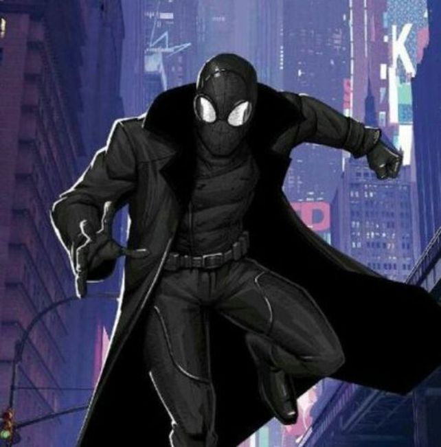 Spider Man Noir es una versión alternativa y madura del superhéroe que lucha contra el crimen en la Nueva York de los años 30.