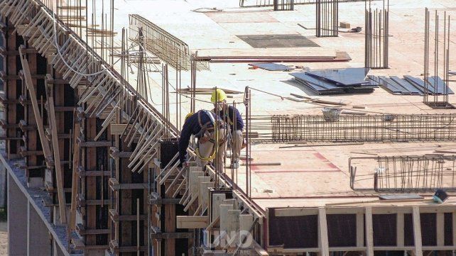 Construcción: la actividad cayó un 30% desde 2023 y preocupa la retracción de la obra privada en Santa Fe