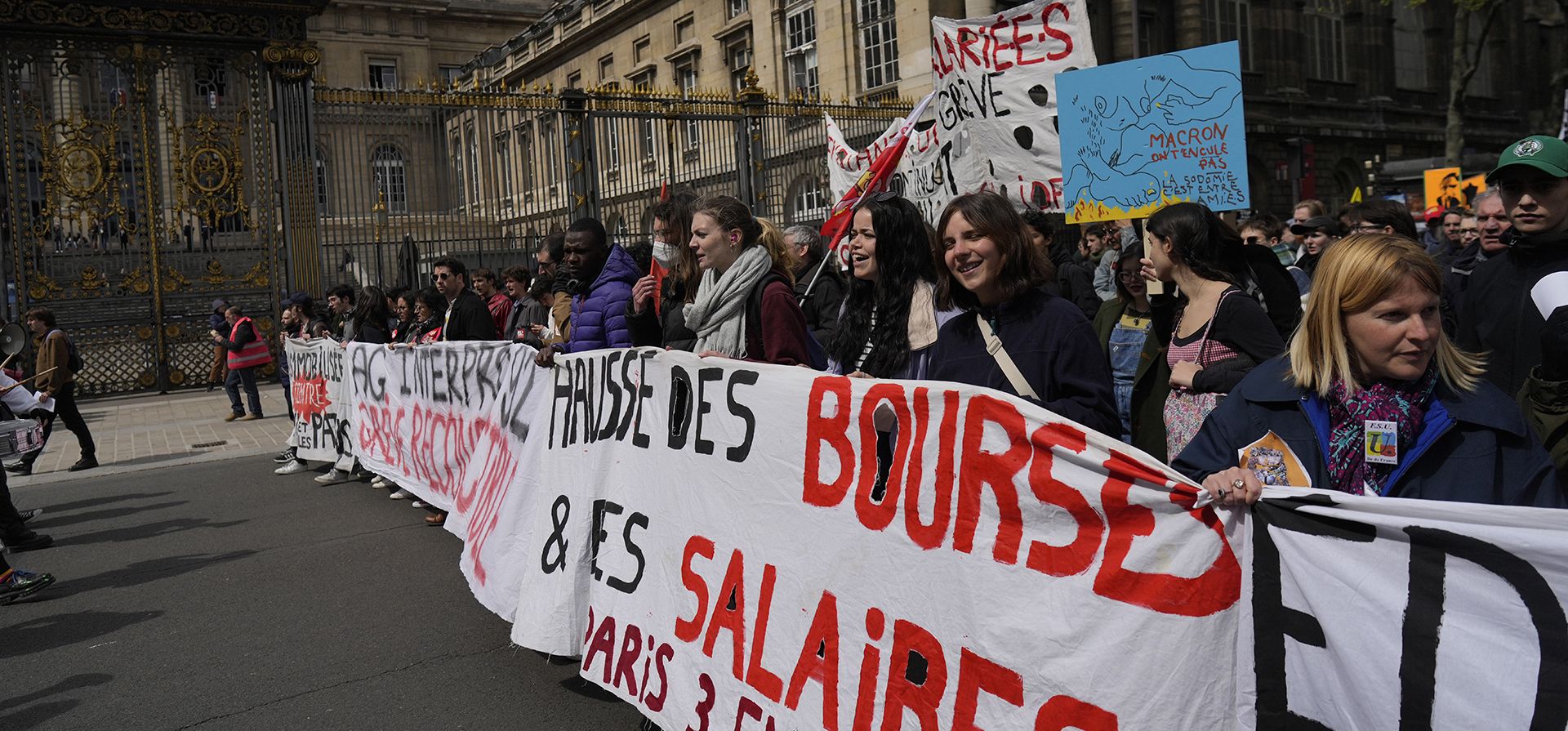 Manifestantes marchan durante una protesta contra las reformas de las pensiones en París, el jueves 20 de abril de 2023. Activistas sindicales organizan acciones dispersas para presionar al gobierno de Francia para que elimine la nueva ley que eleva la edad de jubilación. (Foto AP/Thibault Camus)