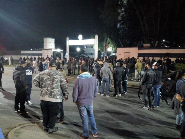 Anoche la gente se aprestaba a acampar frente a los paredones de la Jefatura