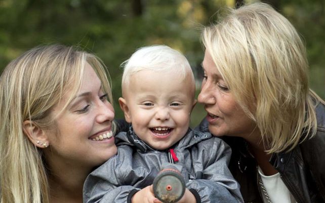 Alegría. Emelie (izq.) junto a su hijo Albin y su madre Marie.
