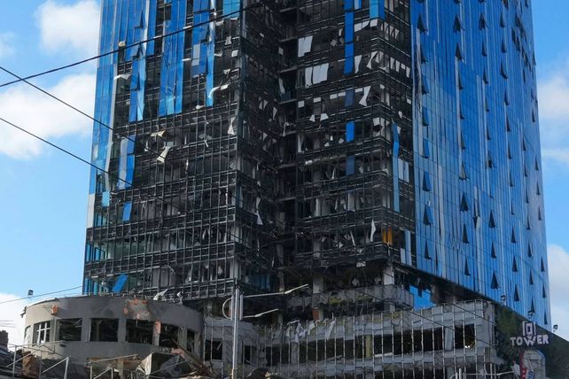 Un rascacielos de oficinas dañado en el centro de Kiev.&nbsp;