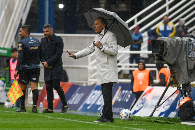 Miguel Ángel Russo a pesar de la lluvia no paró de dar indicaciones.