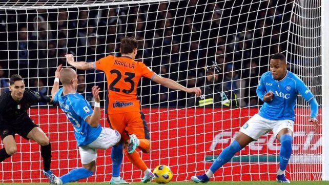 Inter goleó a Napoli para volver a la vanguardia de la Serie A en Italia.