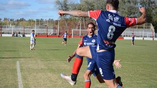 Primera C. Facundo Galli marcó el primero de Central Córdoba y Paulo Killer busca asociarse al festejo. El Matador ganó bien de la mano de Cacho Sialle.&nbsp; 