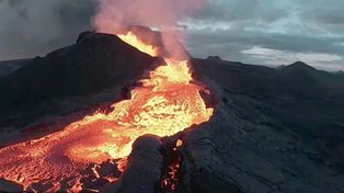 Impactantes imágenes de un volcán en erupción: la lava devora a un drone