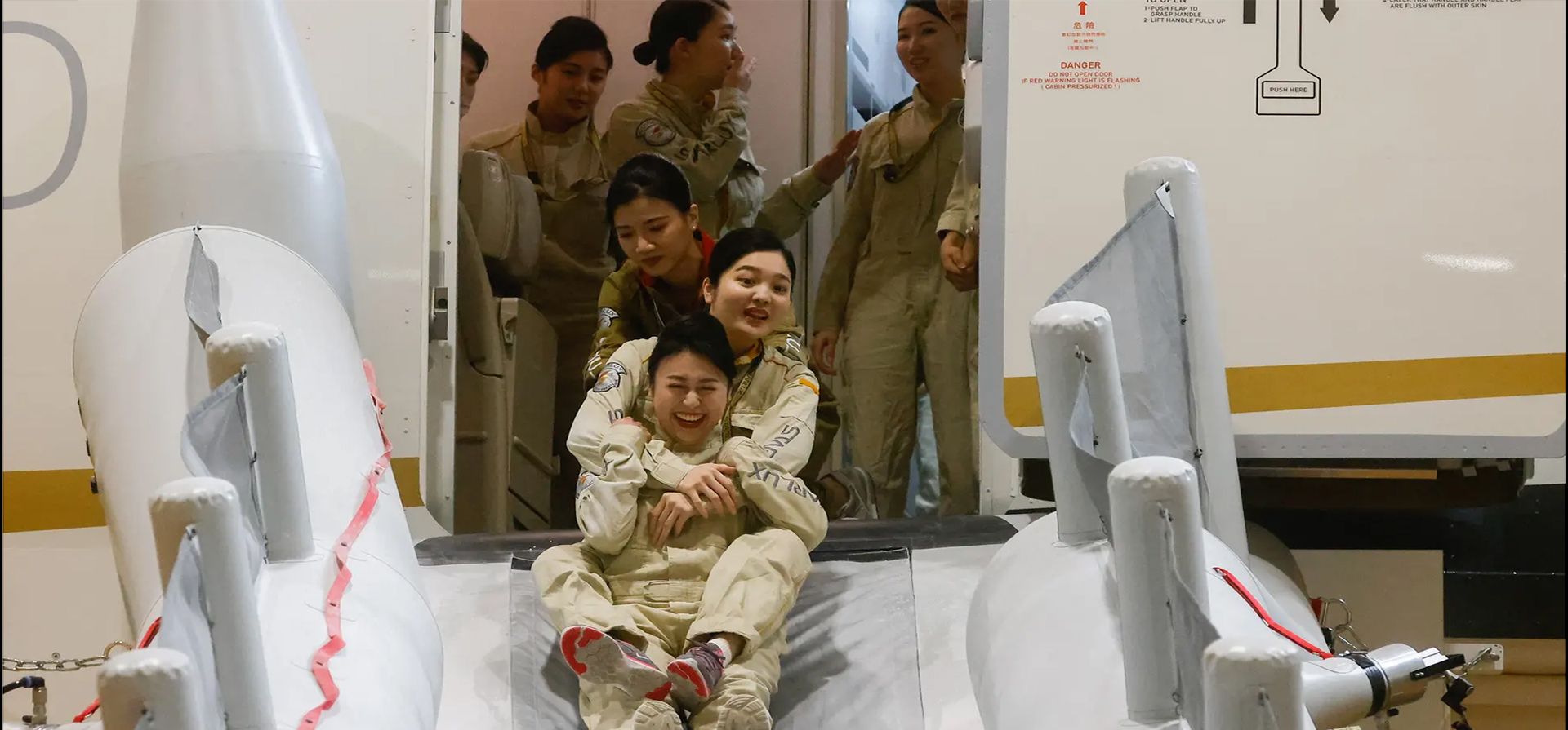 Taoyuan, Taiwán. Los auxiliares de vuelo de Starlux reciben entrenamiento de aterrizaje de emergencia y deslizamiento. Fotografía: Ann Wang/Reuters