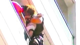 Riesgoso rescate de una beba por un incendio