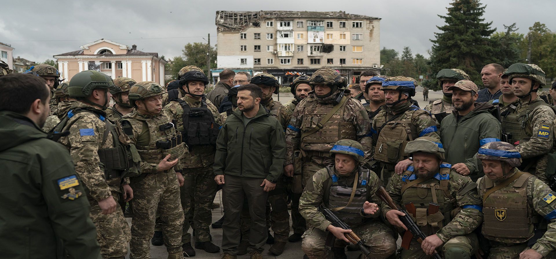 ARCHIVO - El presidente de Ucrania, Volodymyr Zelenskyy, junto a los soldados, a un año, con las fuerzas rusas acercándose a la capital de Ucrania, los líderes occidentales temían por la vida del presidente Volodymyr Zelenskyy y EE. UU. le ofreció una vía de escape. Zelenskyy se negó, declarando su intención de quedarse y defender la independencia de Ucrania. (Foto AP/Leo Correa, Archivo)