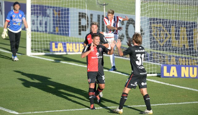 Palacios y Cacciabue se saludan tras el primer gol leproso.
