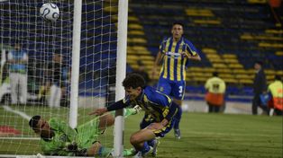Ignacio Ovando se esfuerza para tratar de impactar el cabezazo de Veliz. Enseguida el zaguero central haría echar el jugador de Independiente del Valle.