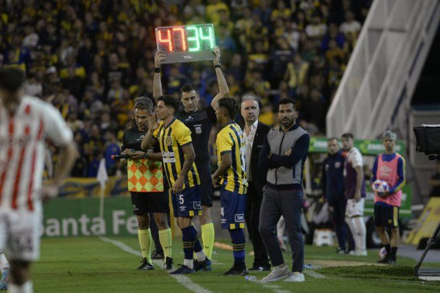 Histórico. Tevez mandó a la cancha a tres relevos al mismo tiempo