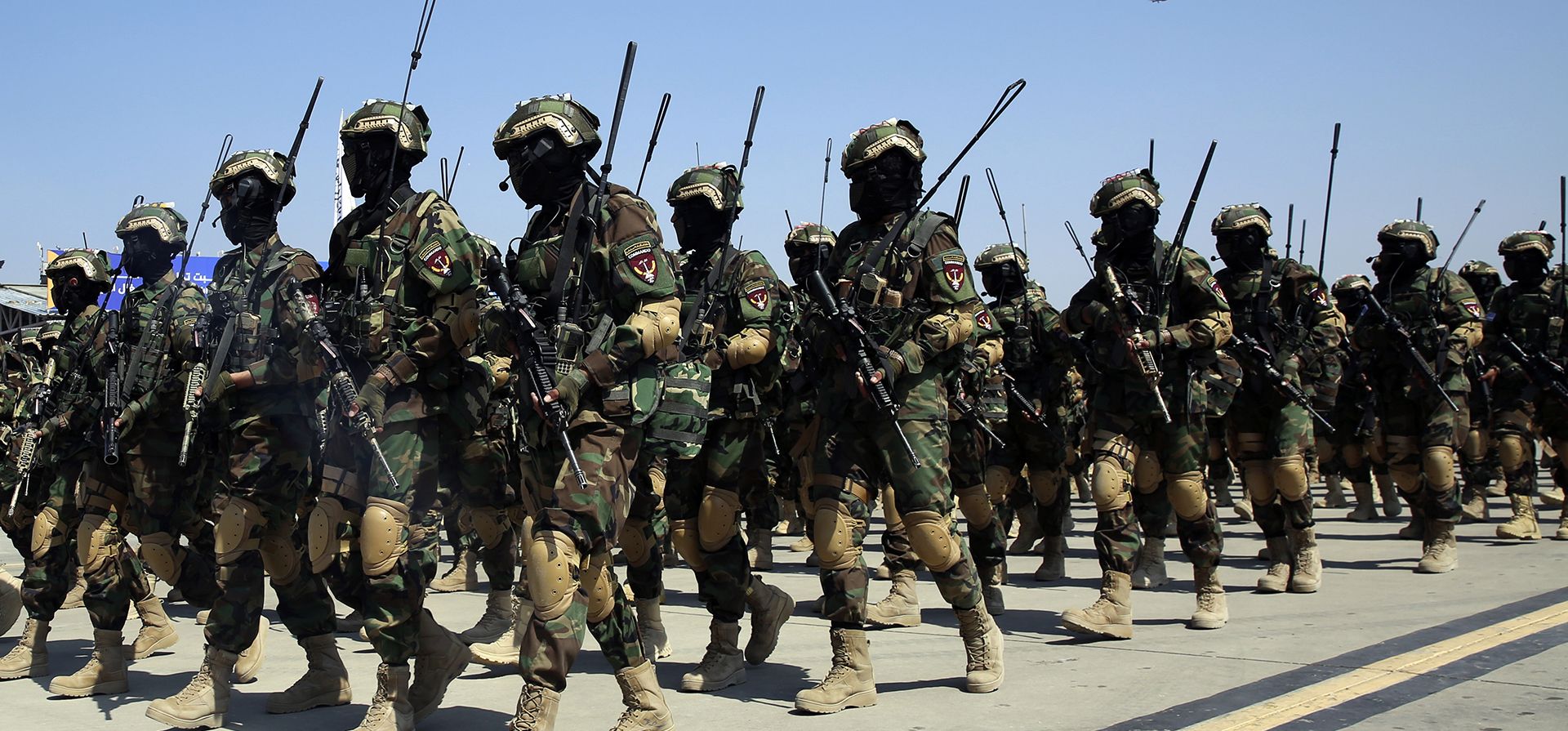 Personal de seguridad de Taliban marcha durante un desfile militar para conmemorar el tercer aniversario de la retirada de las tropas lideradas por Estados Unidos de Afganistán, en la base aérea de Bagram, en la provincia de Parwan, Afganistán, el miércoles 14 de agosto de 2024. (Foto AP/Siddiqullah Alizai)