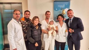 El equipo de profesionales que atendió a Liam hoy celebra la buena noticia del alta.