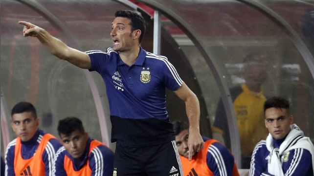 El gesto de Lionel Scaloni se repetiría durante ocho años. En el banco están el Huevo Acuña y Lautaro Martínez. El Toro no pudo jugar ese día por una molestia. Ahí