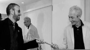 Dos potencias. Ringo Starr y Charlie Watts intercambiando palillos.