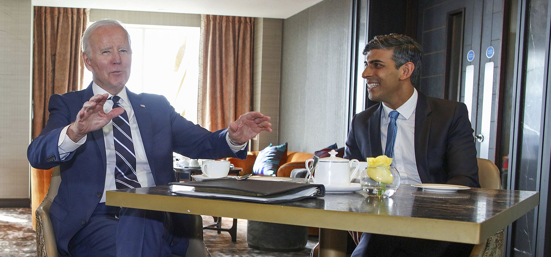 El presidente Joe Biden se reúne con el primer ministro británico Rishi Sunak en Belfast el miércoles 12 de abril de 2023. Biden se encuentra en Irlanda del Norte el miércoles para participar en la conmemoración del 25 aniversario del Acuerdo del Viernes Santo, que trajo la paz a esta parte de el Reino Unido, mientras una nueva crisis política pone a prueba la fuerza de esa paz. (Paul Faith/Foto de la piscina vía AP)