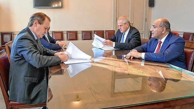 Bordet firmó el convenio para implementar una hora mas de clase