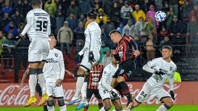 Patronato tiene la difícil misión de levantar un 2-0 adverso ante Botafogo.