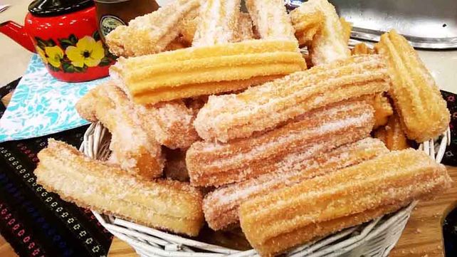 Te proponemos una receta ideal para días lluviosos: churros rellenos de dulce de leche