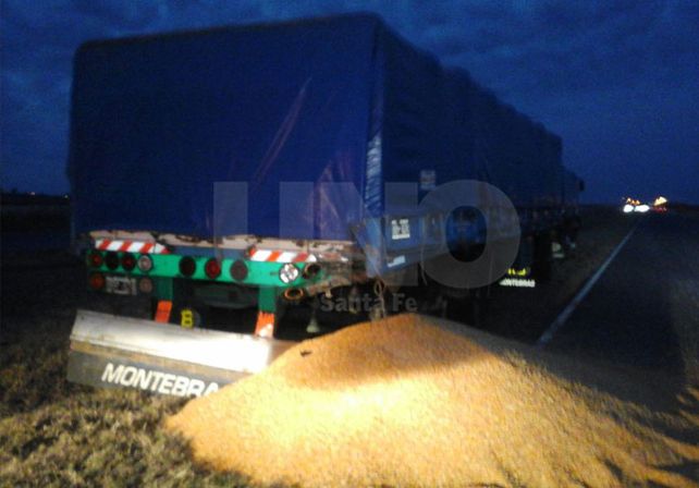 El auto chocó con la parte trasera de este camión El auto chocó con la parte trasera de este camión