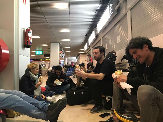 Los argentinos pasan d&iacute;as enteros en el aeropuerto de Barajas a la espera de una respuesta favorable para regresar al pa&iacute;s.&nbsp;