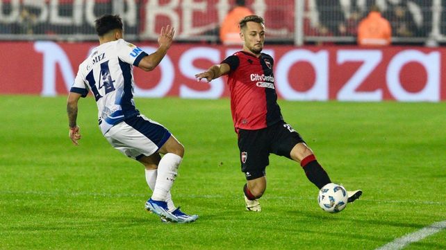 Angelo Martino despeja. Newells tuvo muchos problemas en defensa ante la Lepra mendocina.