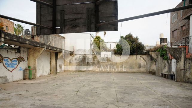Reconstruir. El patio que una vez fue una cancha de básquet se usará para dictar las clases de educación física.