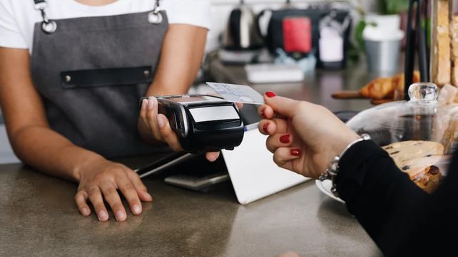 Aumenta el dólar turista: las compras en el exterior tendrán una retención del 75%