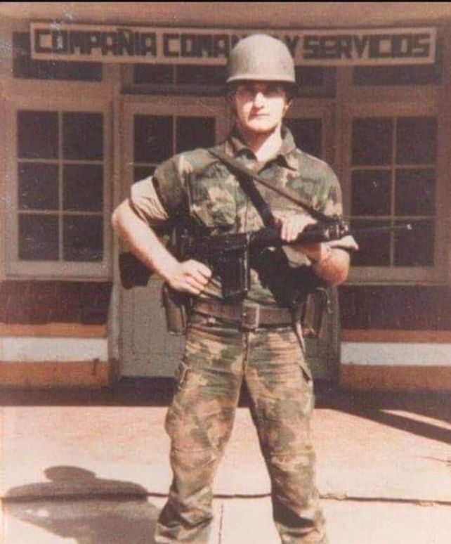 Sergio Desza, en la puerta de la Compañía Comando y Servicios en Curuzú Cuatiá (Corrientes), donde cumplía el servicio militar cuando se desató la guerra.