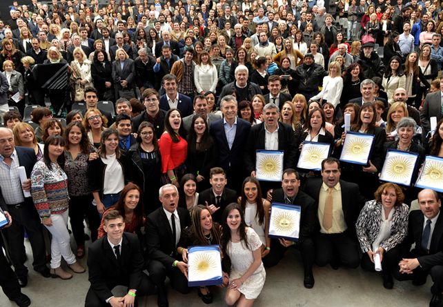 para la foto. Los docentes aparecen exhibiendo sus galardones.