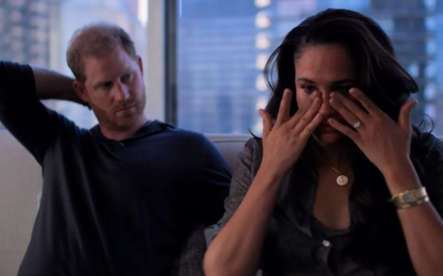 Meghan se seca las lágrimas en una de las entrevistas que da la pareja en la serie de Netflix. Harry acusó a su familia de desconocer el maltrato por motivos raciales que sufrió ella de parte de la prensa británica.