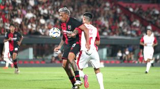 Luciano Herrera intenta progresar en ataque ante Independiente.