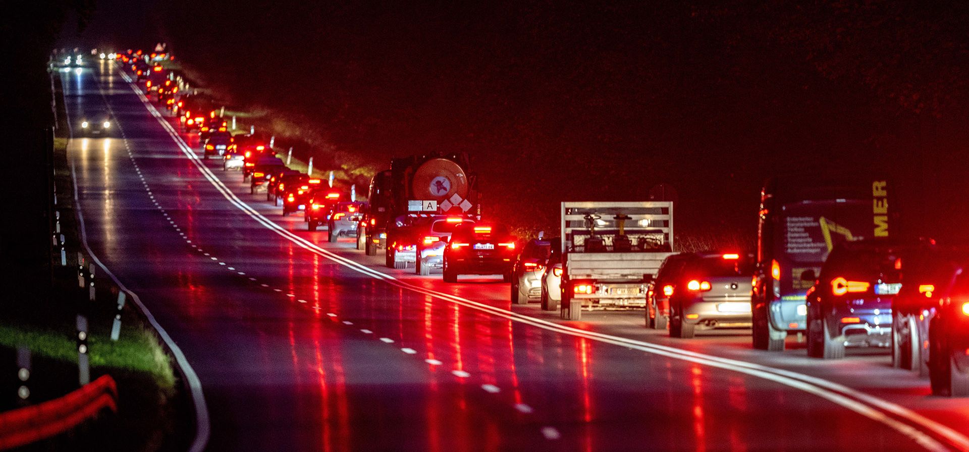 Autos en fila en una carretera atascada en la región de Taunus hacia Frankfurt, Alemania, el lunes 7 de noviembre de 2022. (Foto AP/Michael Probst)