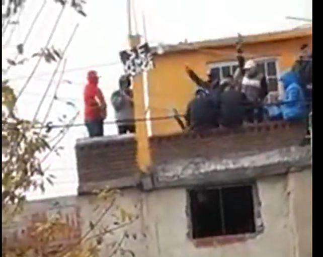 Ritual de balazos al cielo en la despedida a un violento delincuente que se suicidó