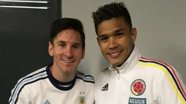 Lionel Messi junto al delantero colombiano Teo Gutiérrez.