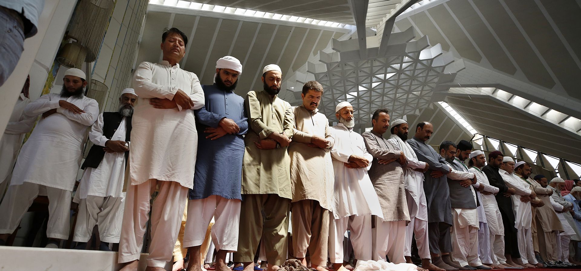 Musulmanes ofrecen la oración del último viernes durante el sagrado mes de ayuno del Ramadán en la Mezquita Gran Faisal, en Islamabad, Pakistán, el viernes 29 de abril de 2022.
