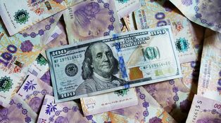 Cada vez se necesitan más pesos para poder obtener la divisa estadounidense.