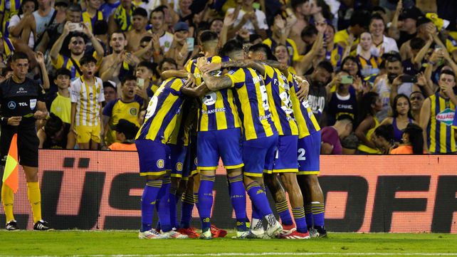 El festejo del gol de Ignacio Malcorra que abrió el camino de Rosario Central sobre Atlético Tucumán.