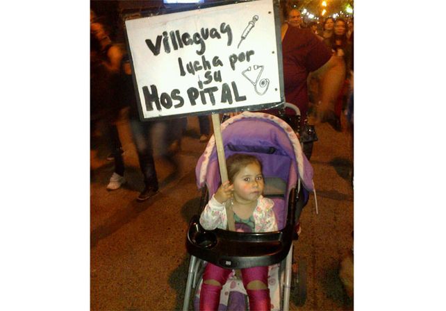 Chicos y grandes marcharon en defensa del hospital público.