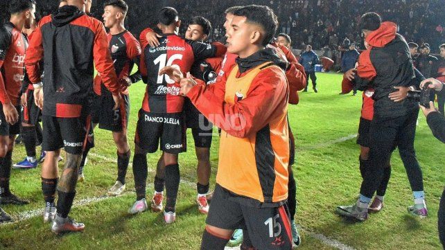 Los pibes, relegados en un Colón necesitado y armado para subir ya