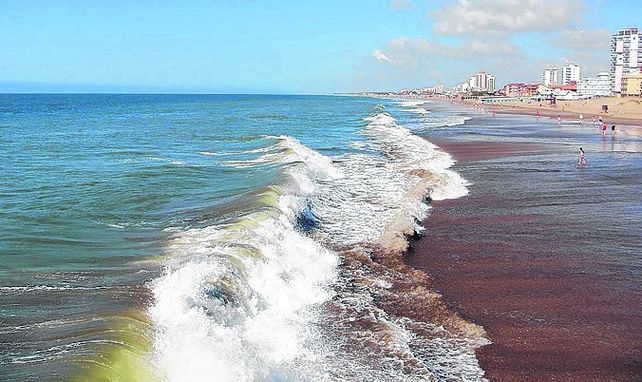 Un turista sufrió seria lesión en la columna por el golpe de una ola