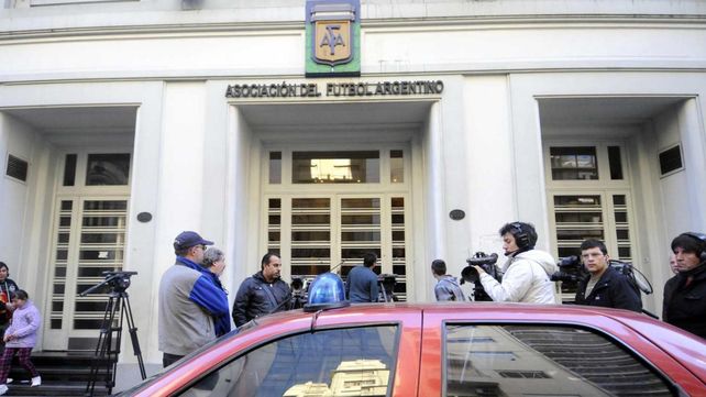 La jueza Servini ordenó a la AFA desconocer la notificación de la FIFA