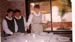 Clases prácticas en la llamada escuela de mucamas del Opus en los años 2000, donde les enseñaban a servir a las niñas.