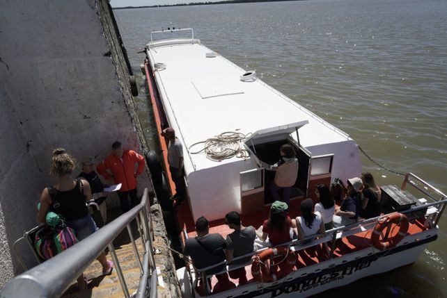 En un feriado a pleno sol, volvieron los cruces en lancha a la isla desde la Nueva Estación Fluvial