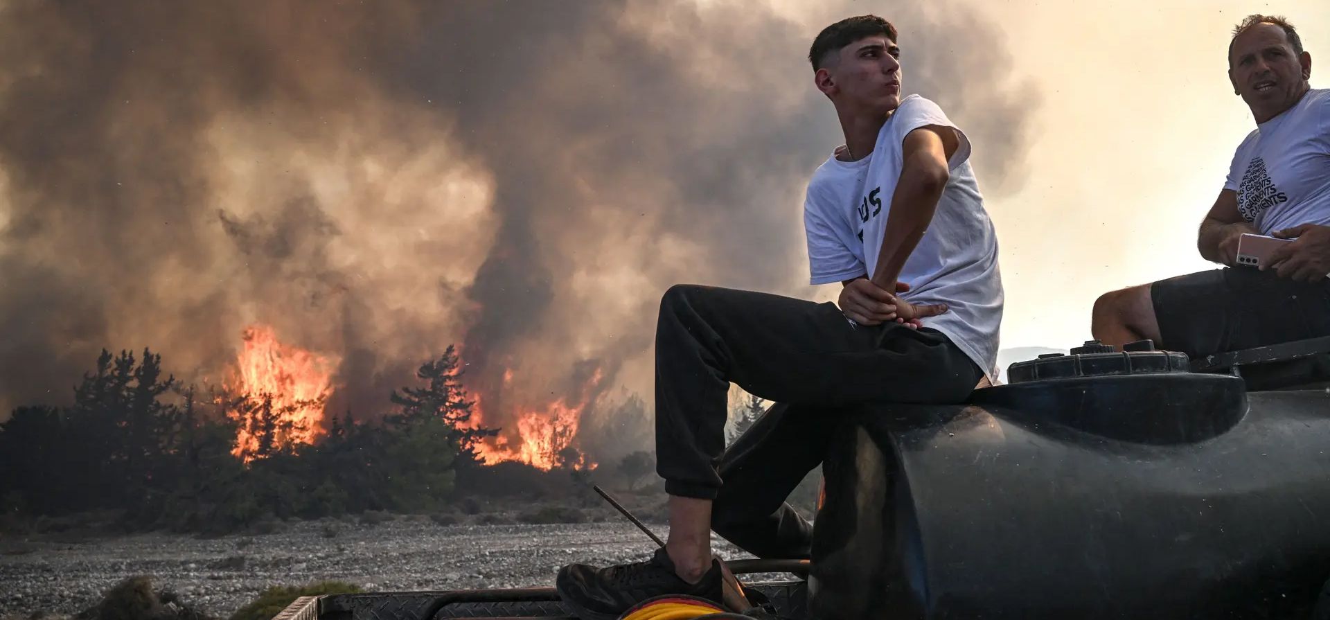 Vati, Grecia. Los incendios forestales arrasan cerca de la aldea en la isla griega de Rodas. Alrededor de 30.000 personas huyeron de las llamas en Rodas el fin de semana, la mayor evacuación por incendios forestales del país, ya que el primer ministro griego advirtió que la nación estaba Vati, Grecia. Los incendios forestales arrasan cerca de la aldea en la isla griega de Rodas. Alrededor de 30.000 personas huyeron de las llamas en Rodas el fin de semana, la mayor evacuación por incendios forestales del país, ya que el primer ministro griego advirtió que la nación estaba