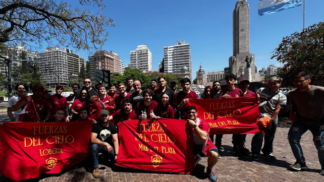 Militantes de “Las fuerzas del cielo” de todo el país llegaron a Rosario para acompañar a Milei