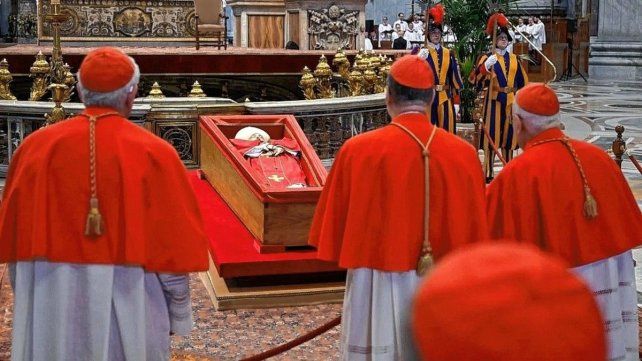 El papa Francisco yace en el féretro ante el dolor de los cardenales. &nbsp;